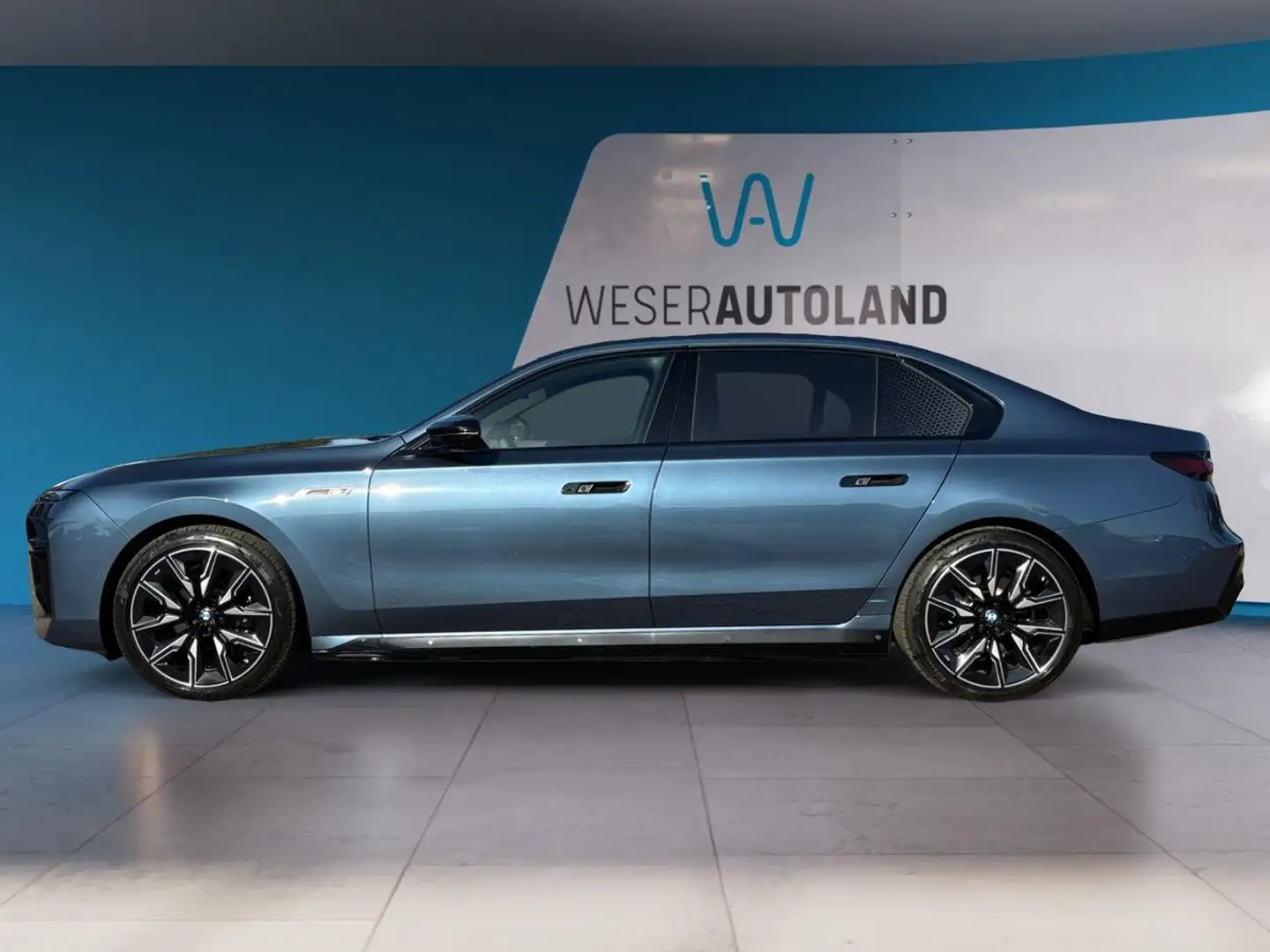 BMW i7 xDrive M70 THEATRE EXECUTIVE LOUNGE B&W SKY - 2