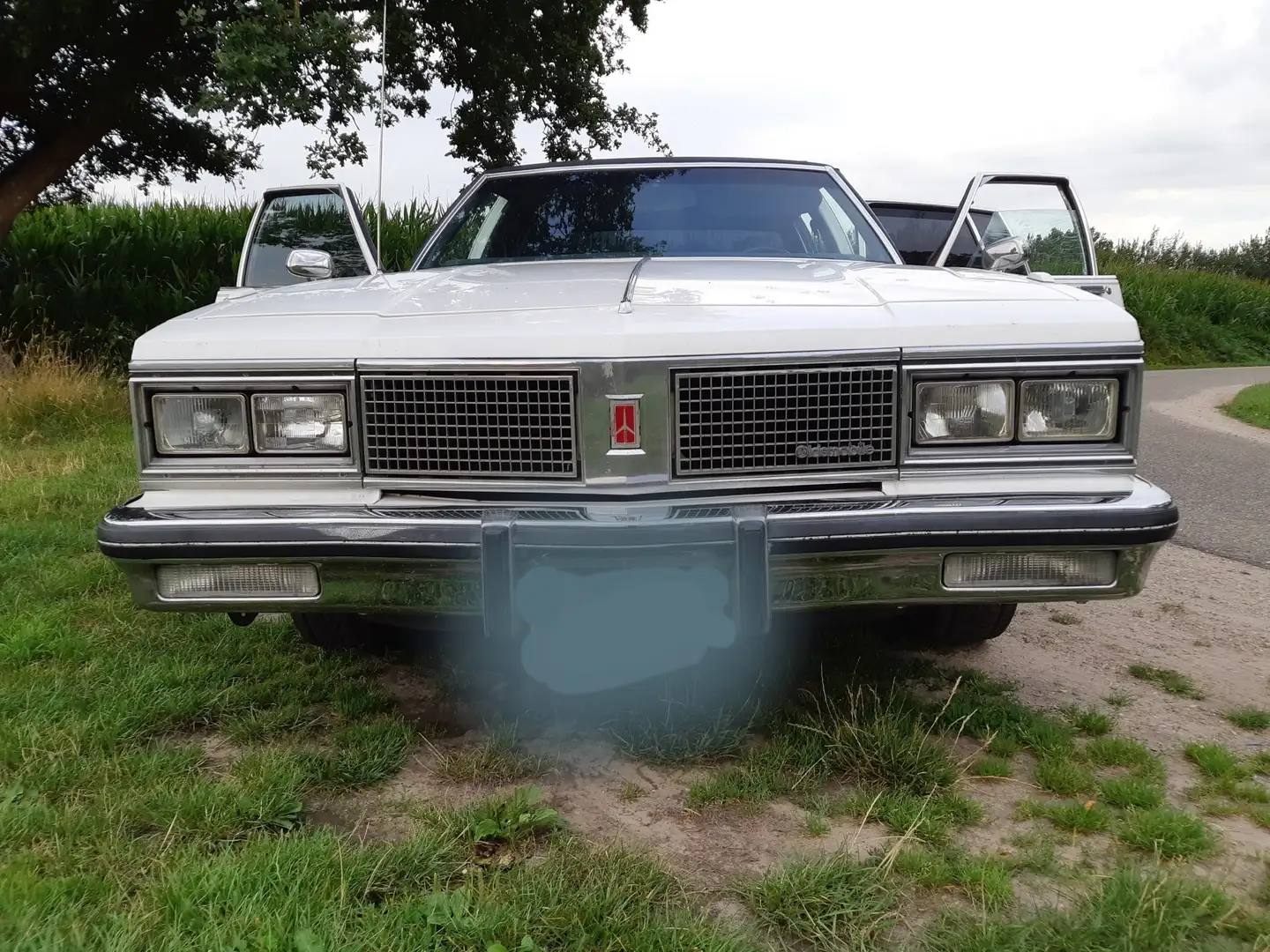 Oldsmobile 98 Regency White - 2