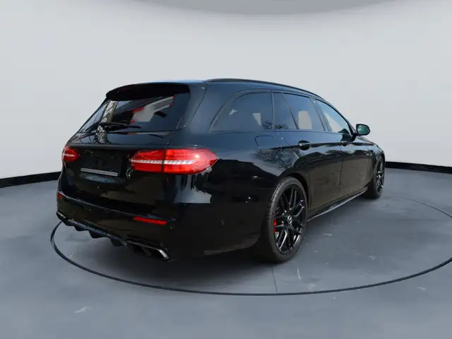 Mercedes-Benz E-Class view 4