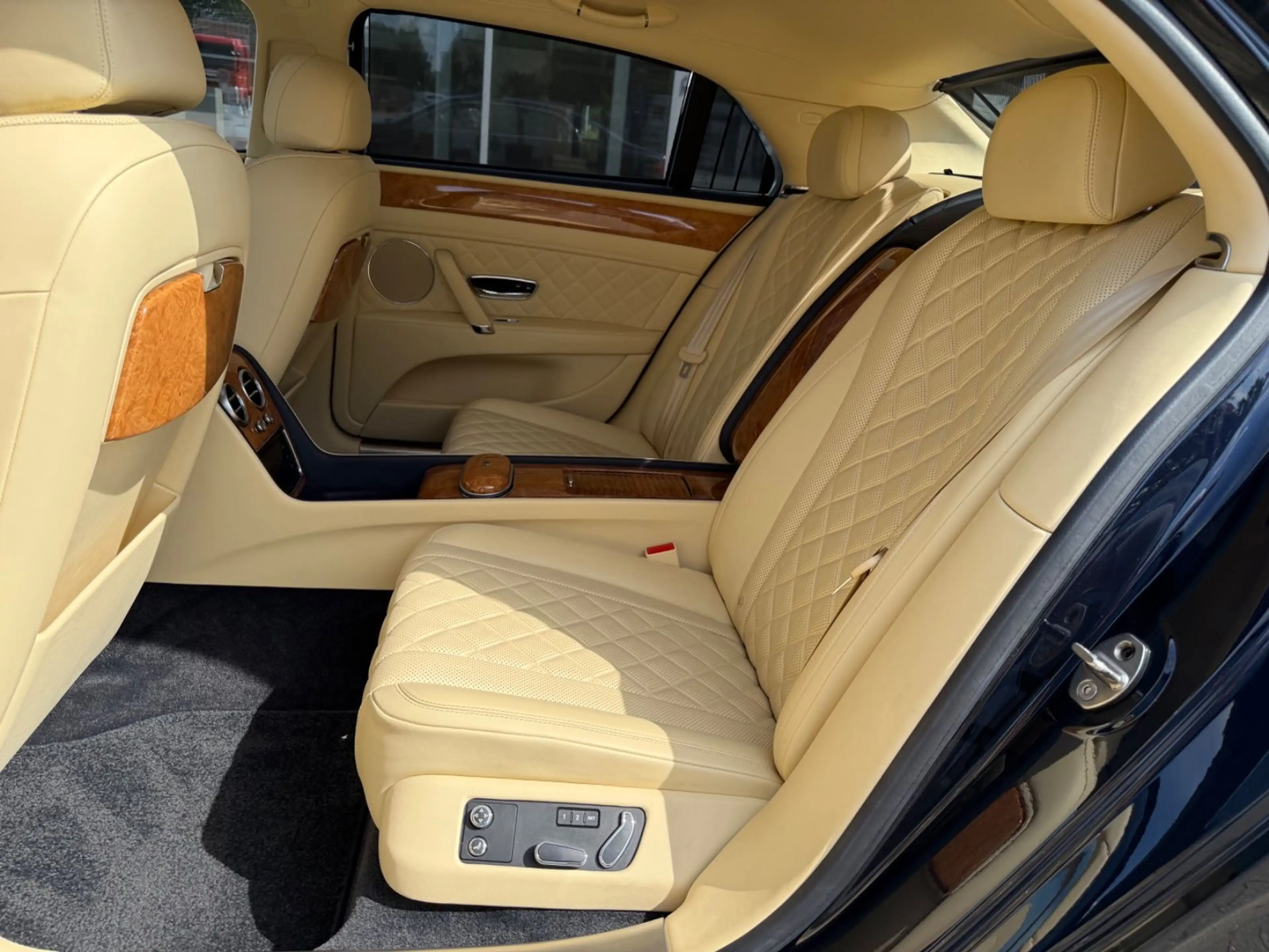 Bentley Flying Spur Mulliner 1.Hand Deutsch — photo 13