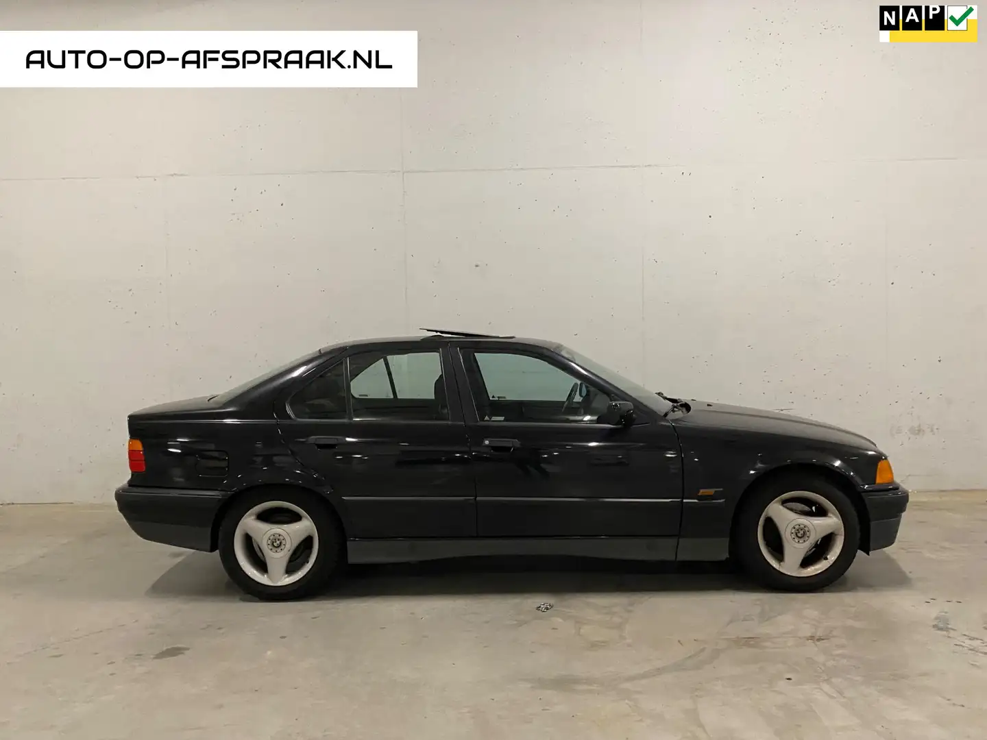 BMW 318 3-serie 318i M-pakket Dak Pano APK NAP Trekhaak Zwart - 1