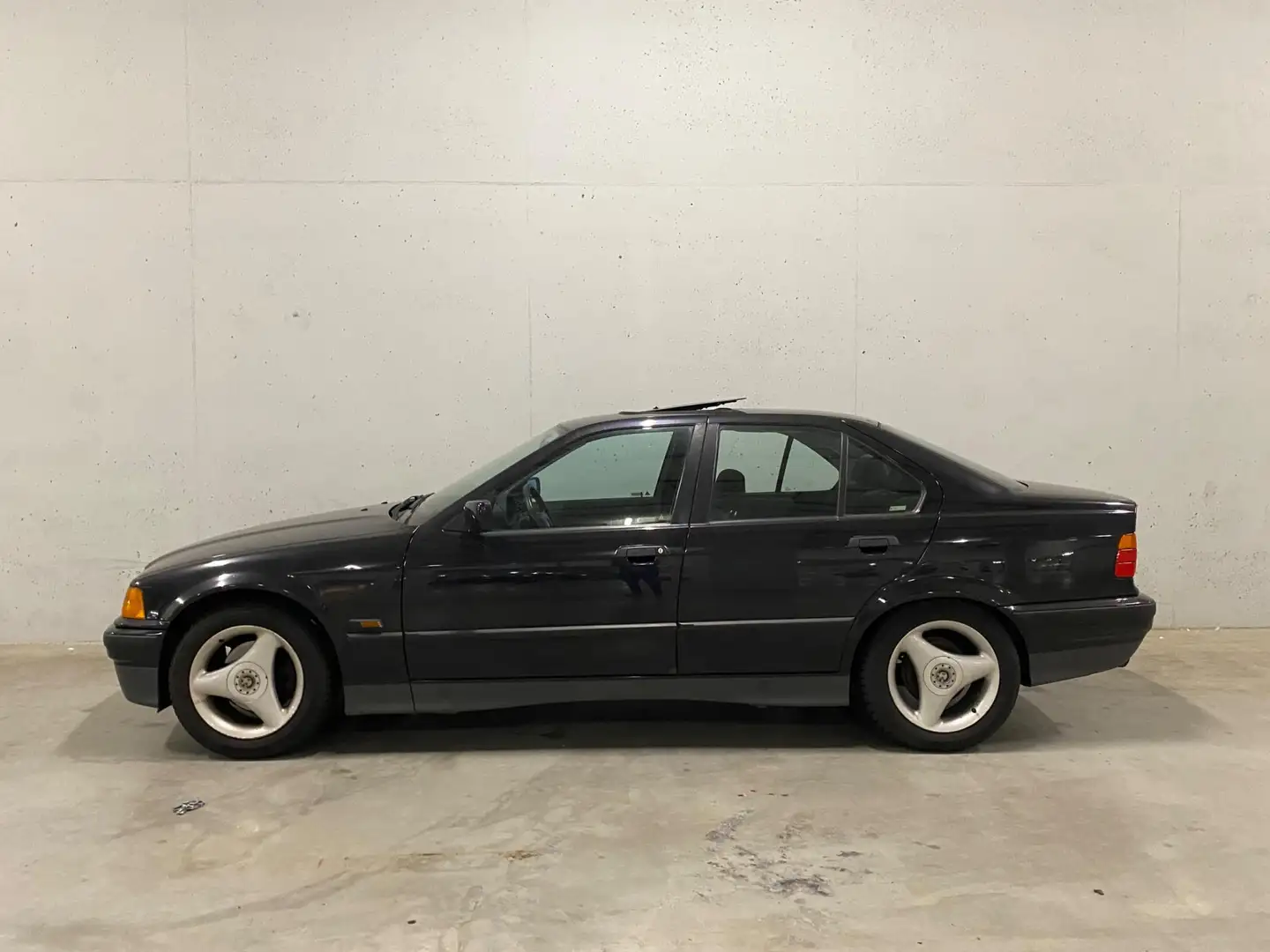 BMW 318 3-serie 318i M-pakket Dak Pano APK NAP Trekhaak Zwart - 2