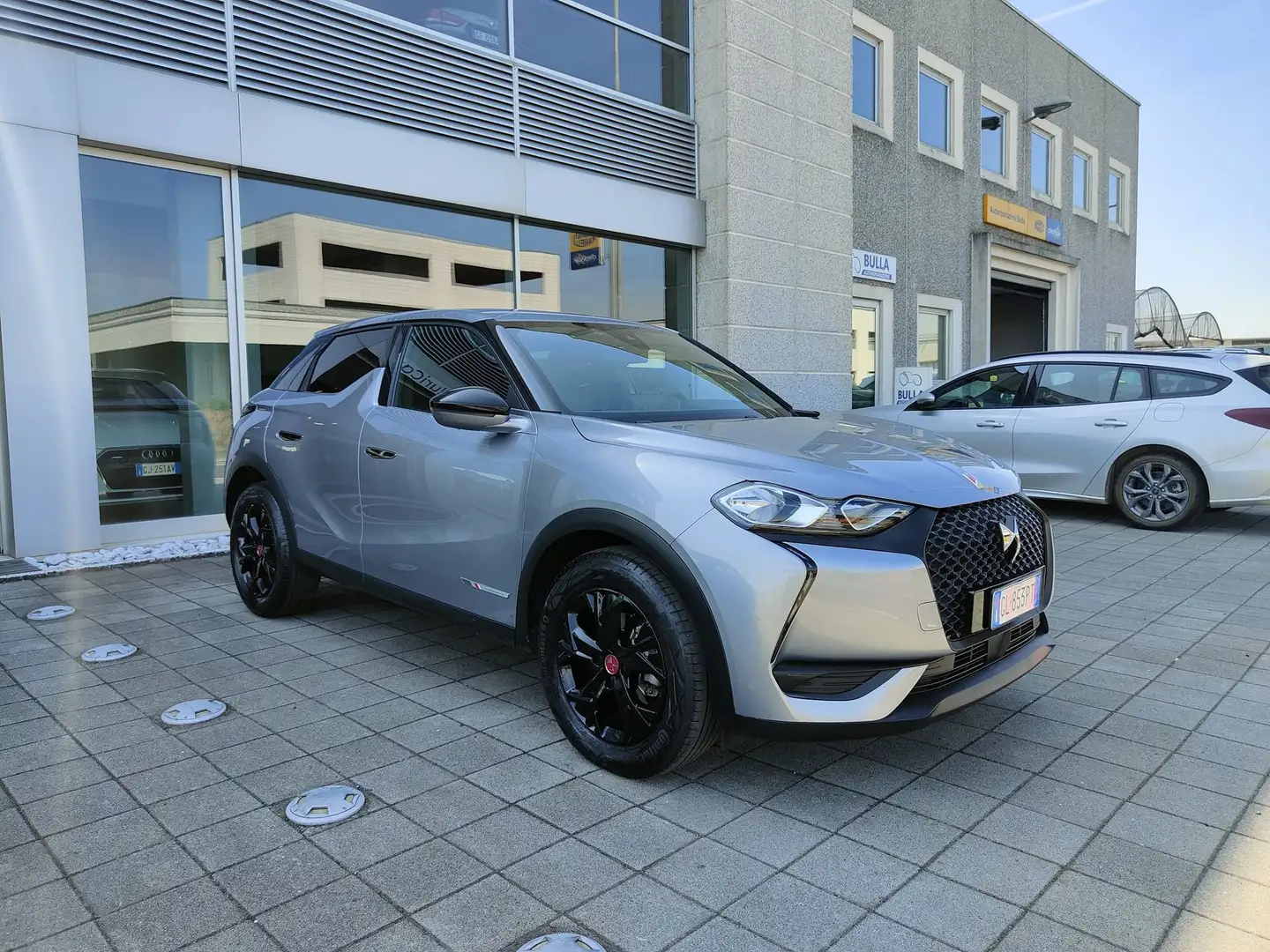 DS Automobiles DS 3 Crossback BlueHDi 130cv auto Performance Line Pelle/Tessuto Grigio - 2