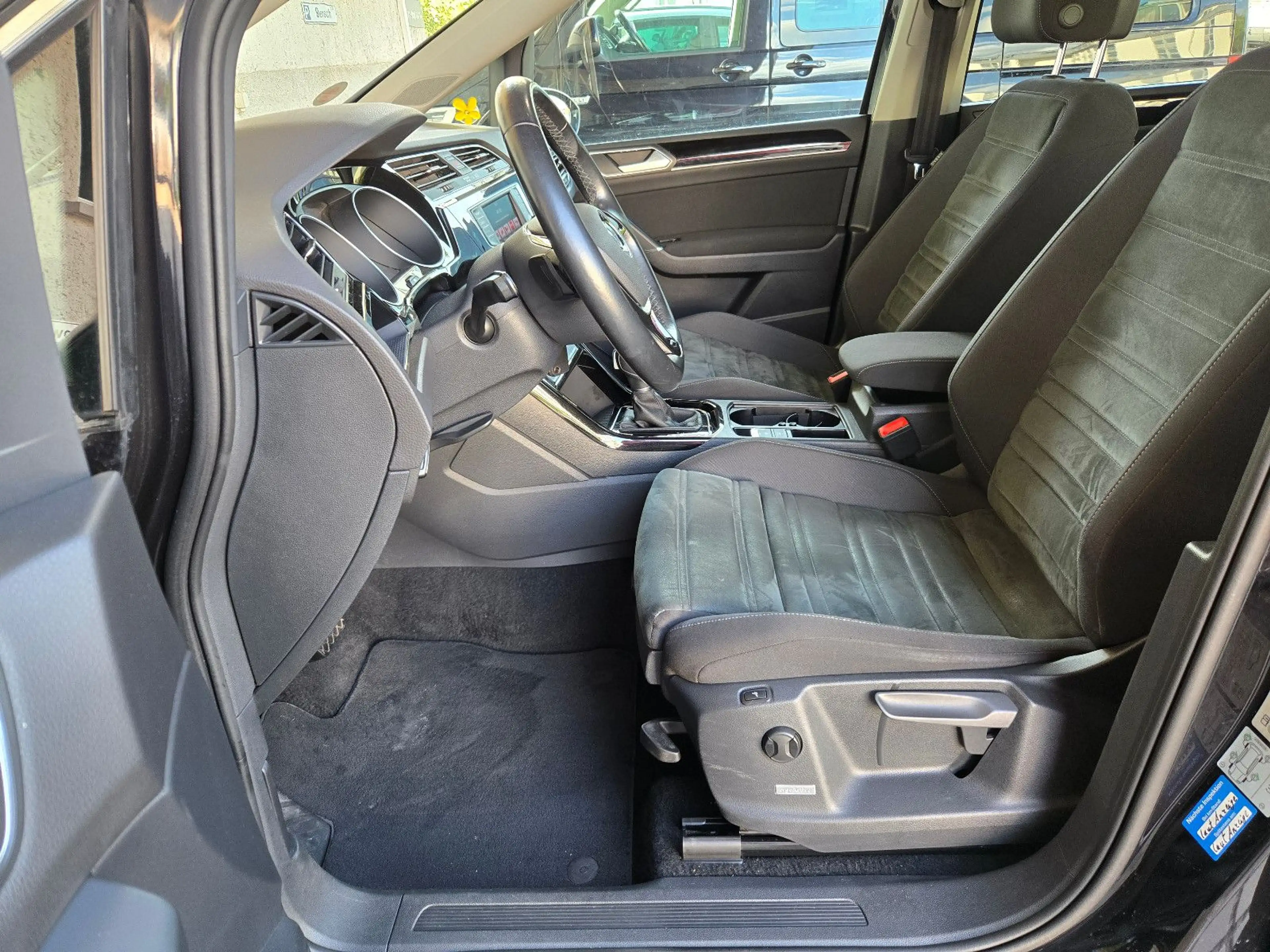 Volkswagen Touran Highline BMT/Start-Stop / DSG — photo 12