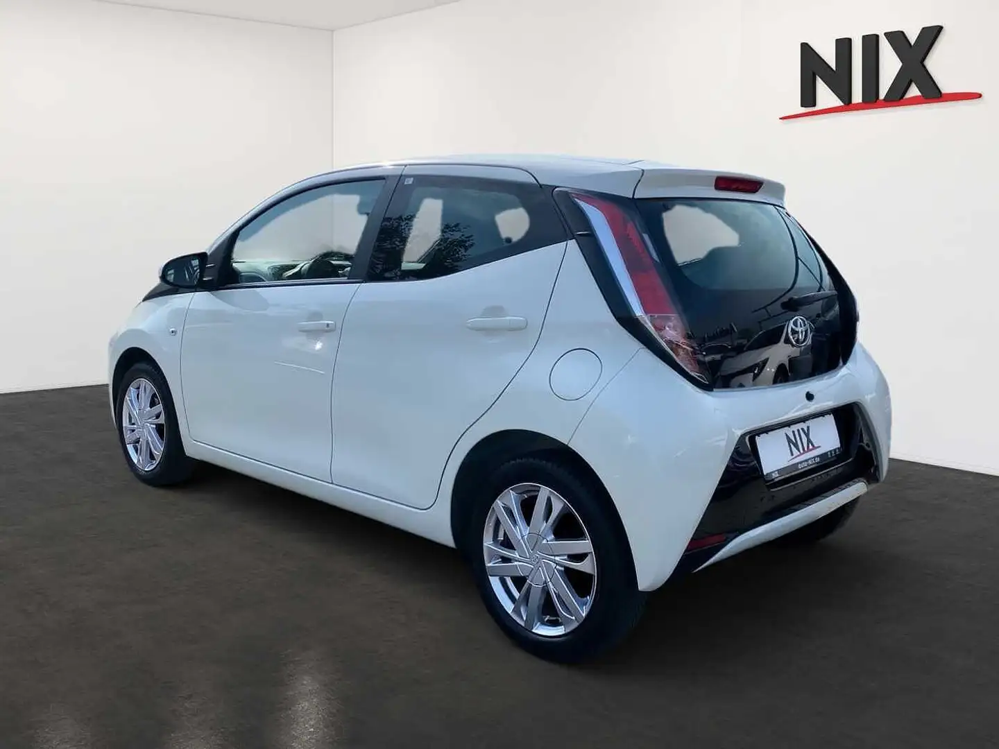 Toyota Aygo 1.0 5-Türer x-play touch KLIMA Weiß - 2