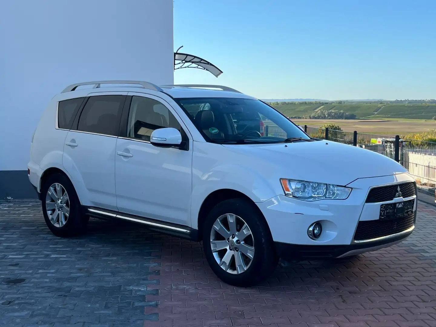 Mitsubishi Outlander Instyle 4WD*AUTOMATIK*7SITZER*NAVI* Weiß - 1