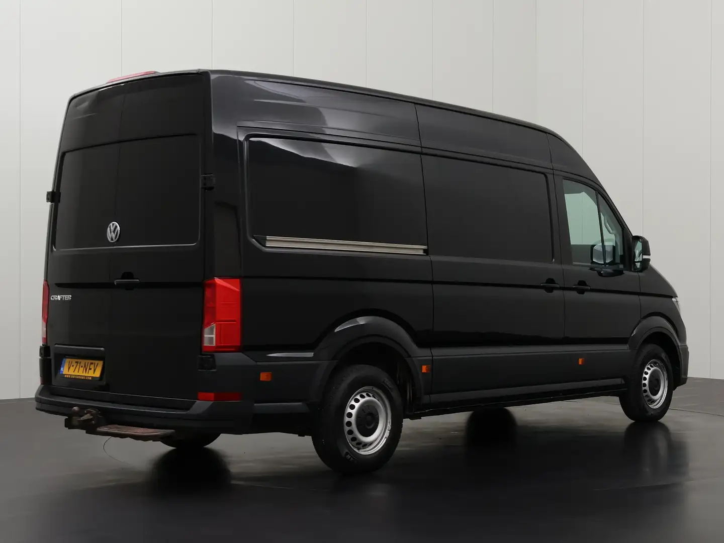 Volkswagen Crafter 2.0TDI 140PK L3H3 | Airco | Cruise | 3-Persoons | Zwart - 2