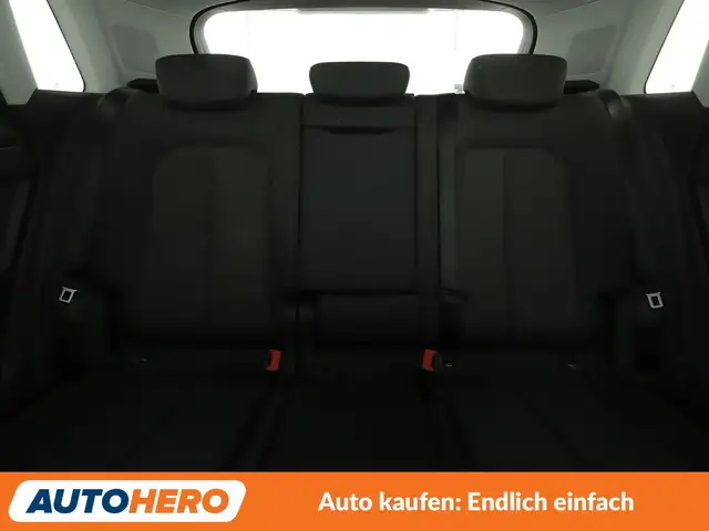 Audi Q3 view 15