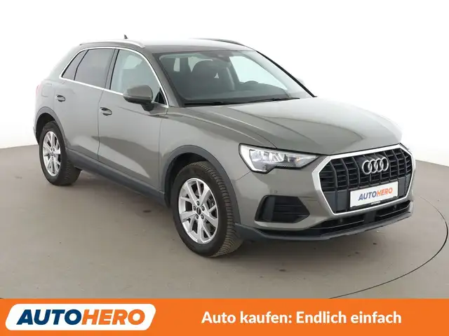 Audi Q3 view 8