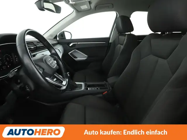 Audi Q3 view 10