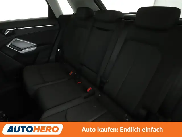 Audi Q3 view 14