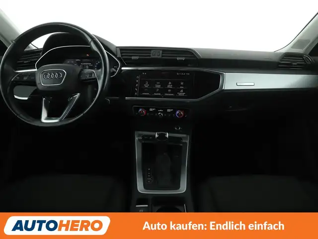 Audi Q3 view 12