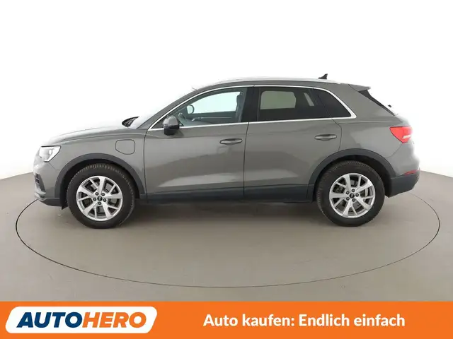 Audi Q3 view 3