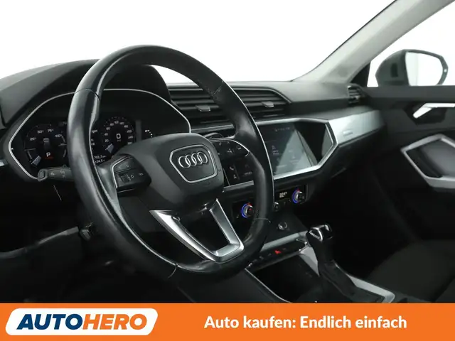Audi Q3 view 11