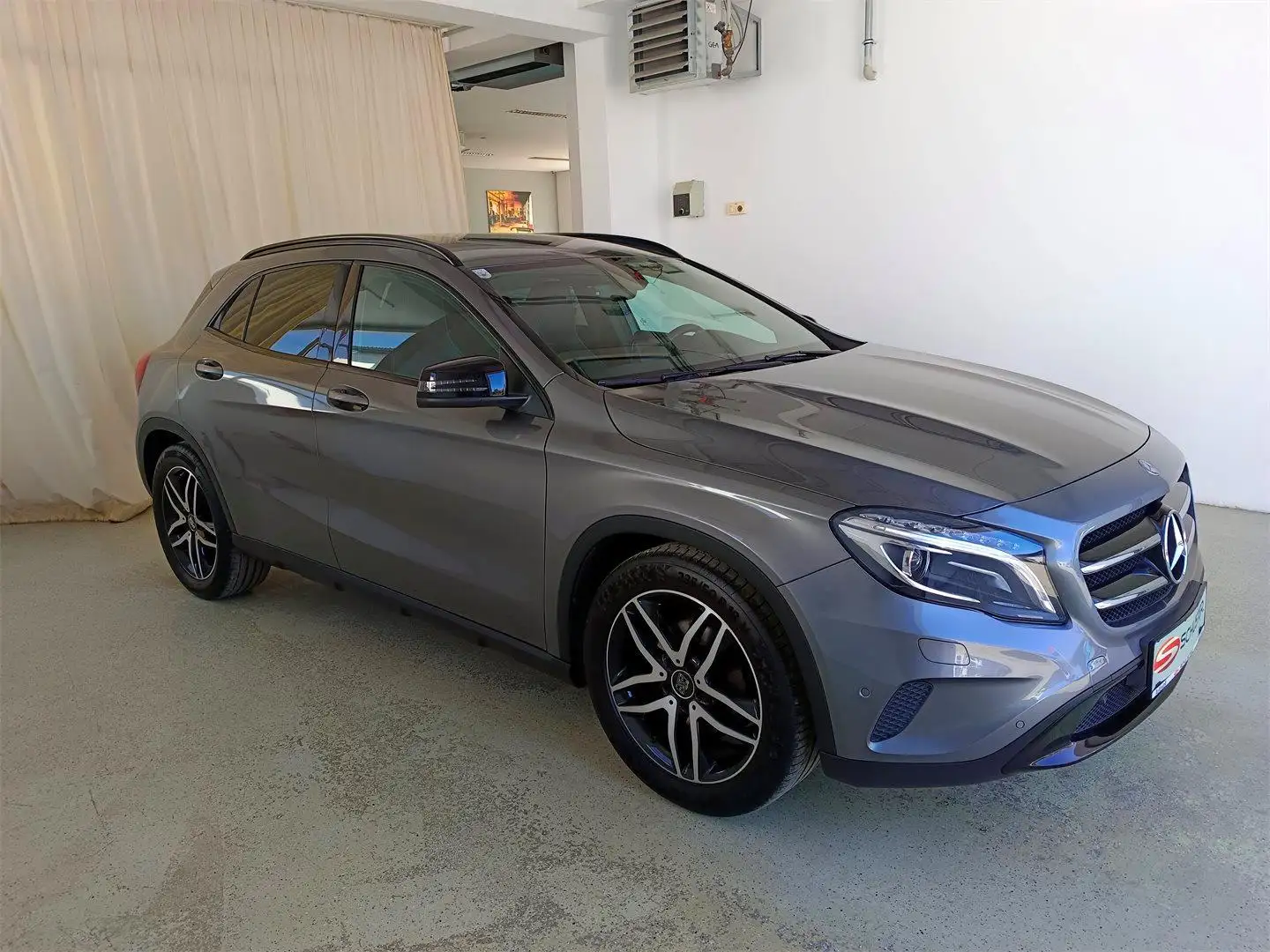 Mercedes-Benz GLA 180 d Grau - 1