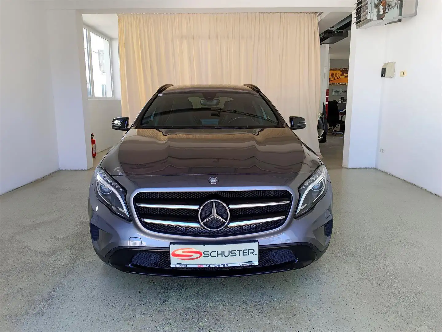 Mercedes-Benz GLA 180 d Grau - 2
