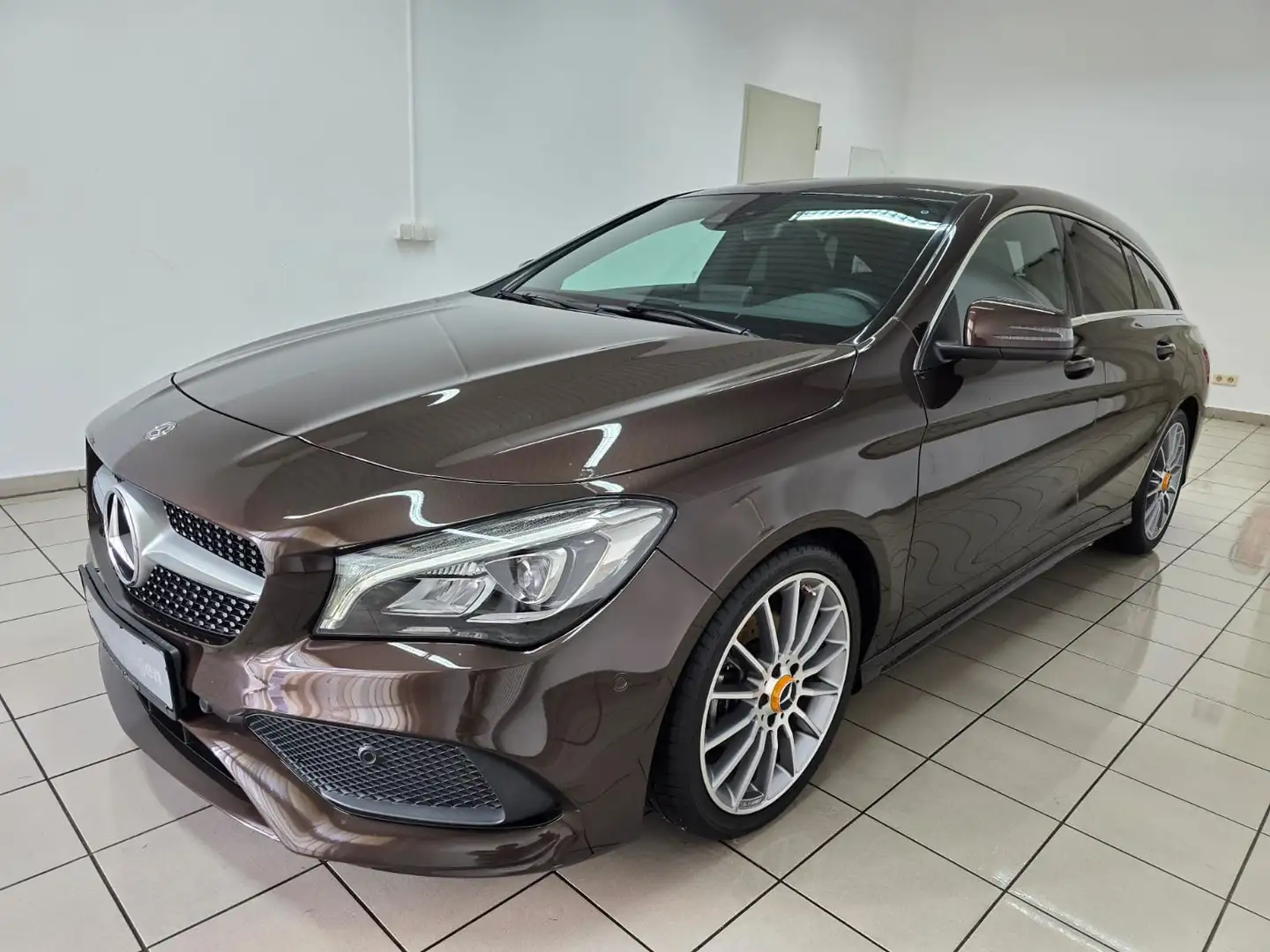 Mercedes-Benz CLA 200 Shooting Brake AMG LED Navi Panorama DAB 18" Braun - 1