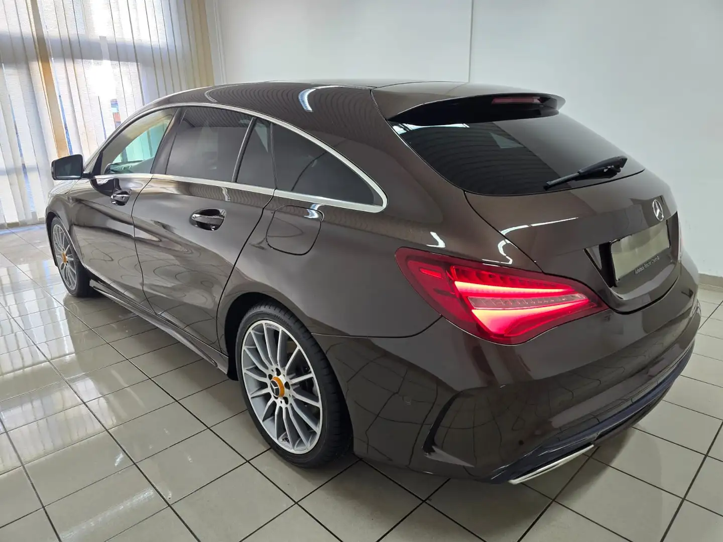 Mercedes-Benz CLA 200 Shooting Brake AMG LED Navi Panorama DAB 18" Braun - 2