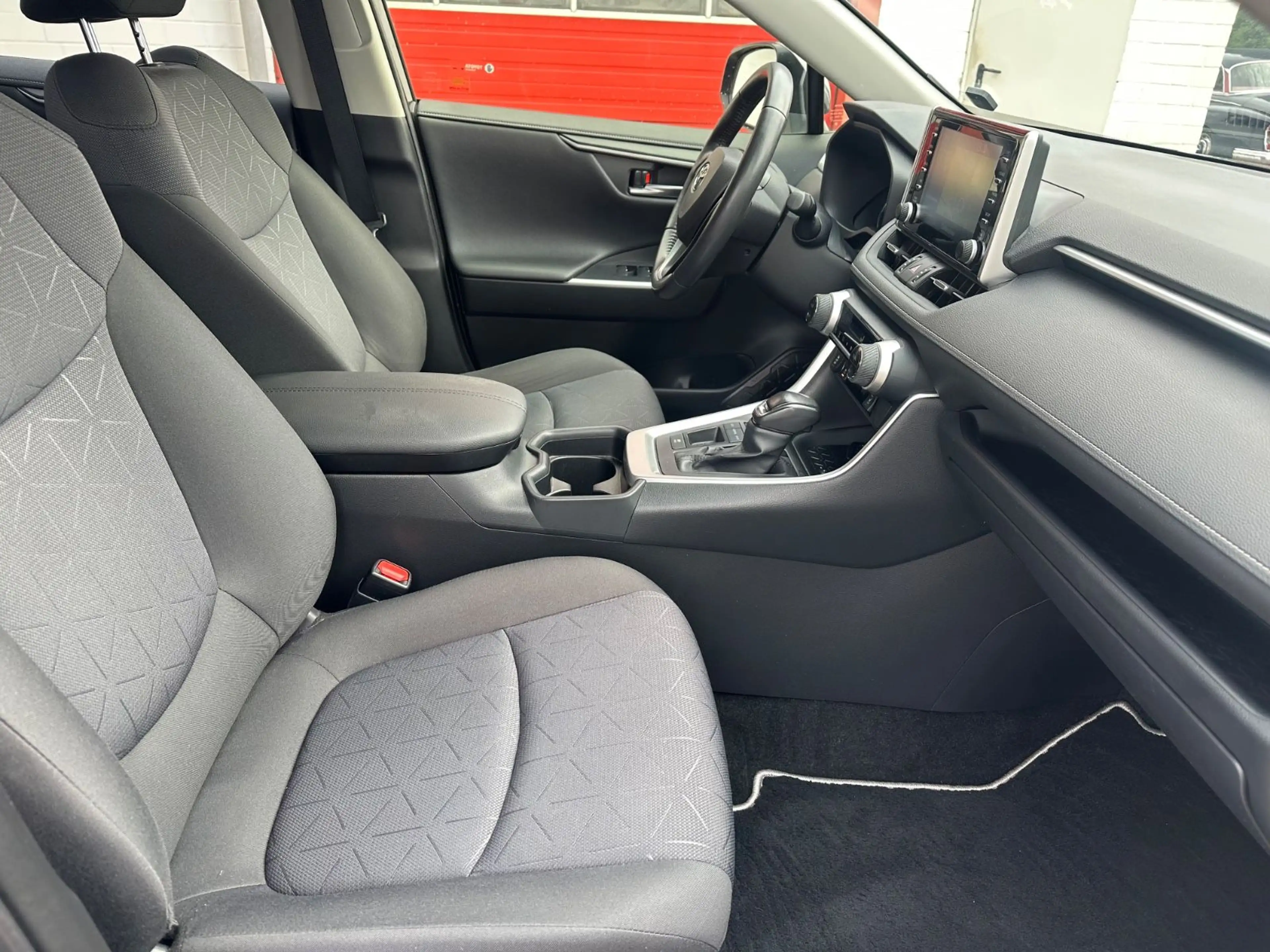 Toyota RAV 4 Hybrid 4x2 Team Deutschland/AHK/NAVI/SHZ — photo 13