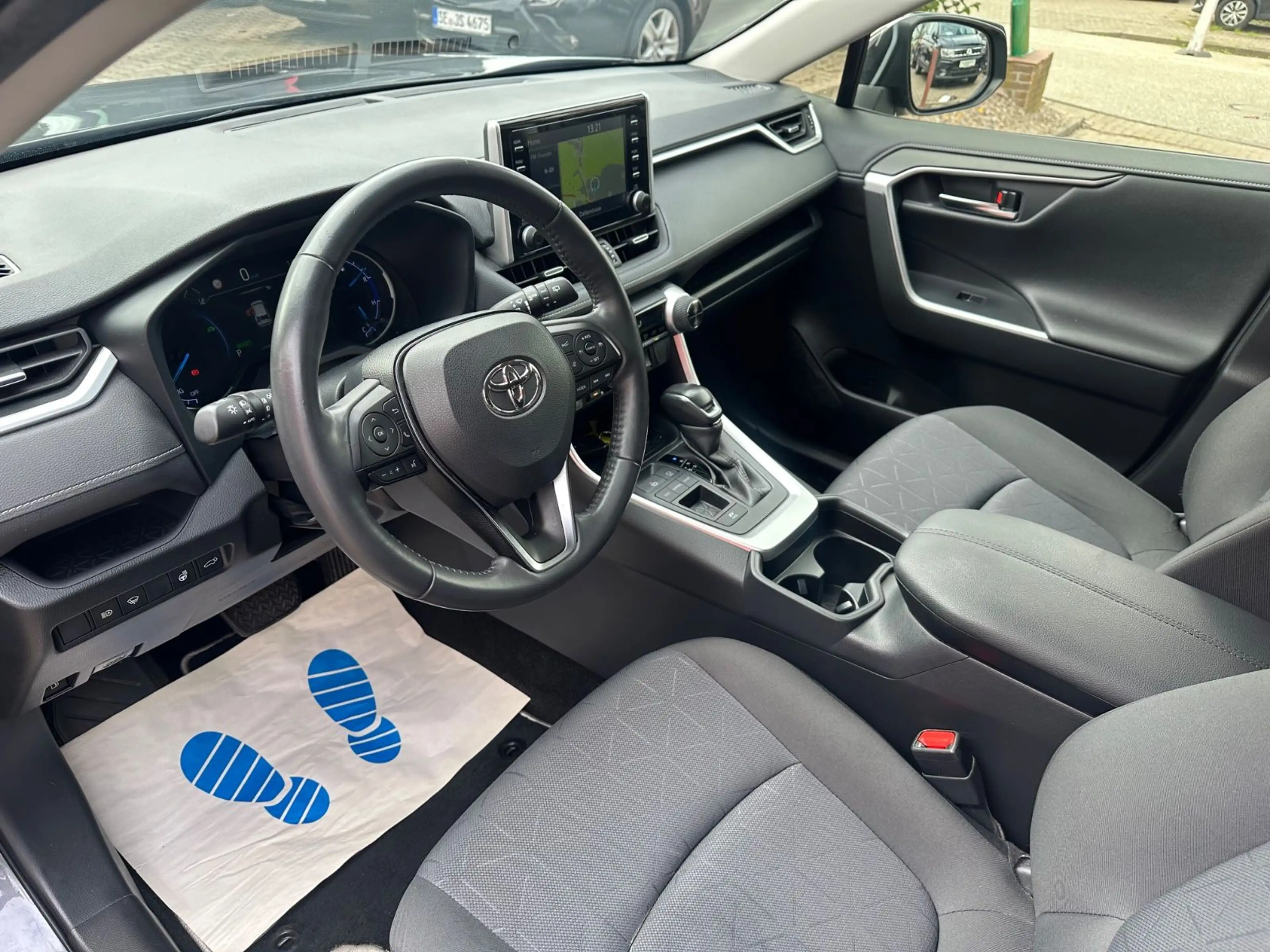 Toyota RAV 4 Hybrid 4x2 Team Deutschland/AHK/NAVI/SHZ — photo 9