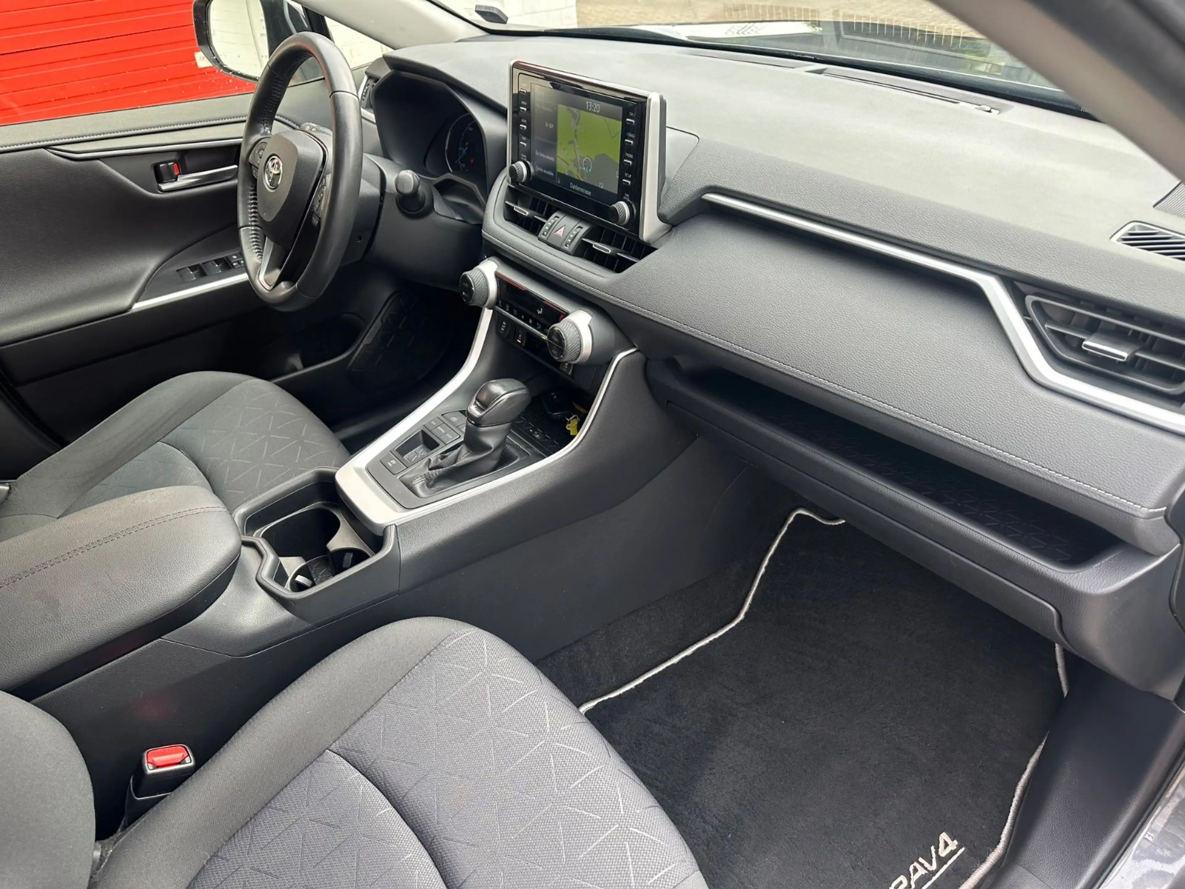 Toyota RAV 4 Hybrid 4x2 Team Deutschland/AHK/NAVI/SHZ — photo 12