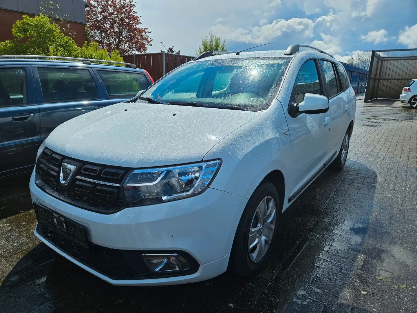 Dacia Logan MCV II Kombi Laureate NAVI KAMERA BT TEMP Weiß - 1
