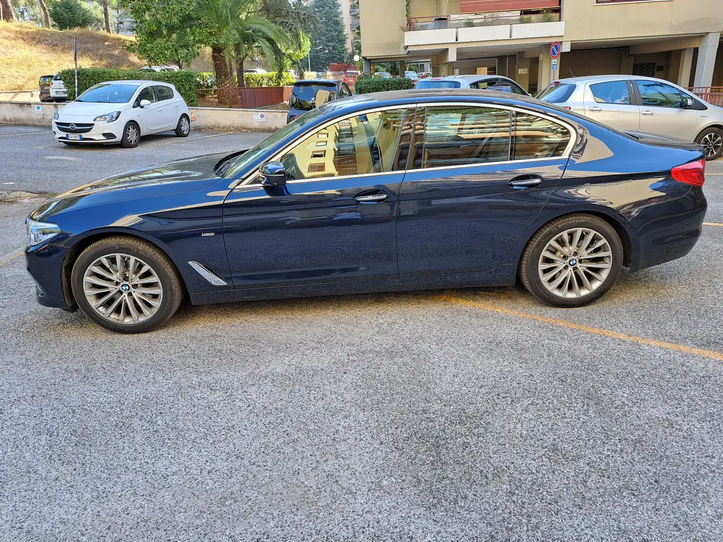 BMW 520 Serie 5 G30 2017 Berlina 520d Luxury auto Blu/Azzurro - 1