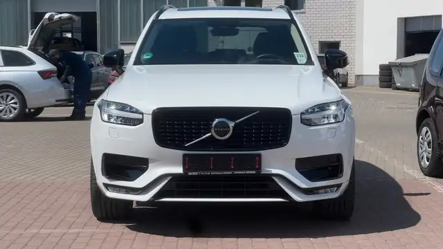 Volvo XC90 view 8