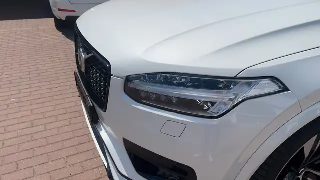 Volvo XC90 view 9