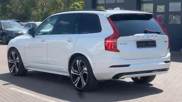 Volvo XC90 view 3