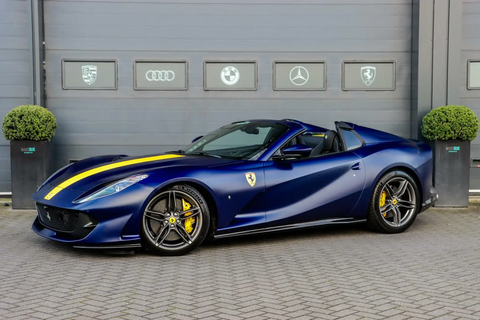 Ferrari 812 GTS |Tailor Made|Painted Shields|Pass Display|Carb Blauw - 1