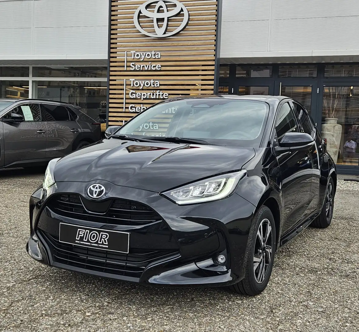 Toyota Yaris Hybrid Active Drive Schwarz - 1