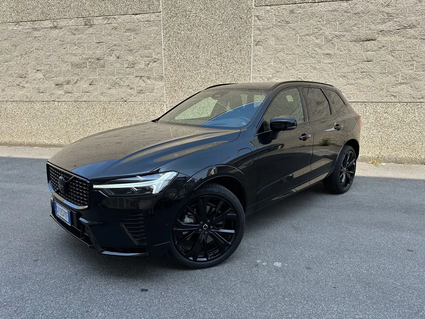 Volvo XC60 T6 Plug-in hybrid AWD automatico Ultra Black Edit Nero - 1