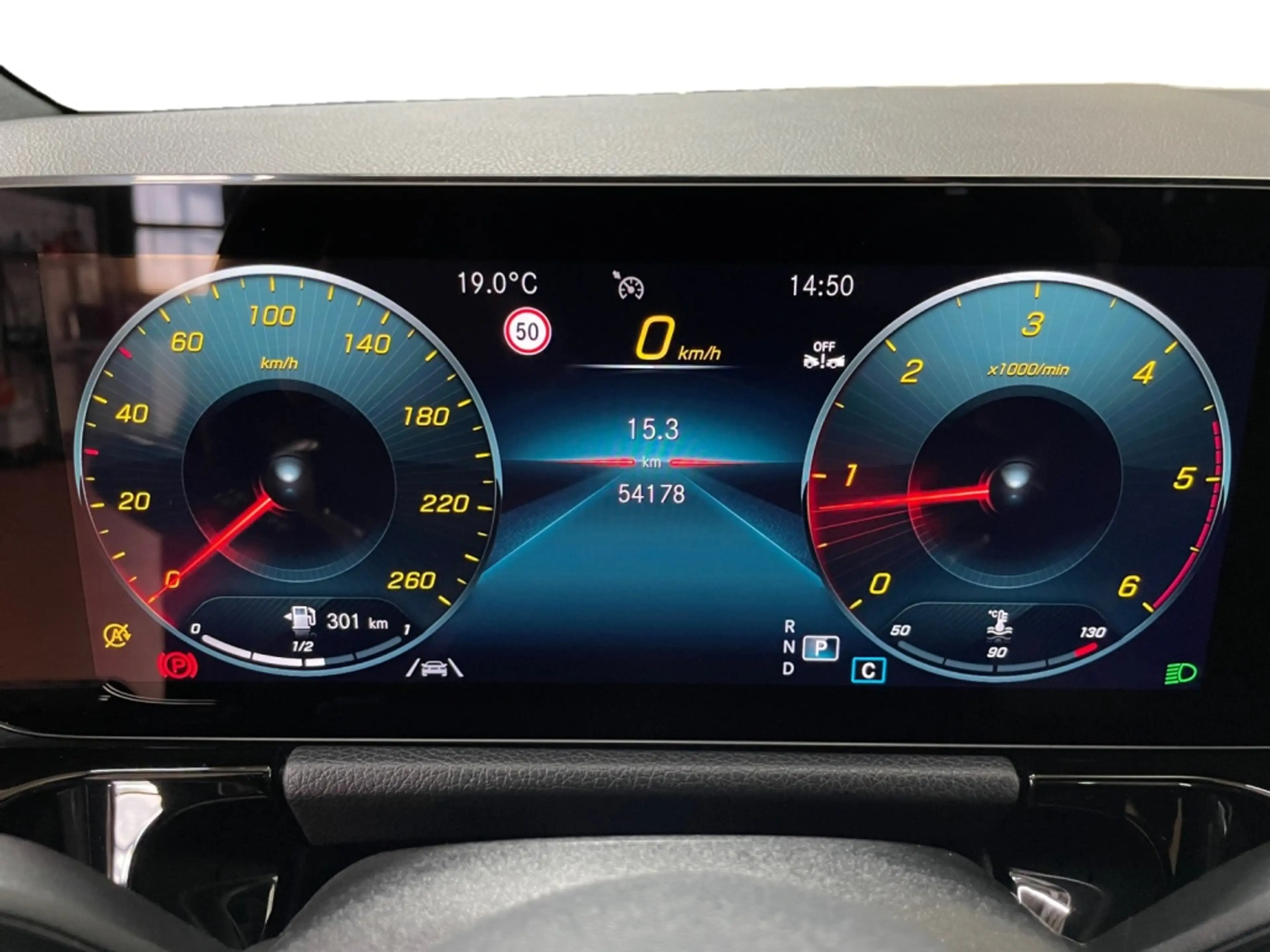 Mercedes-Benz GLA 220 d 4matic AMG AMG+MBUX+AHK+Pano+SHD+Wide — photo 13