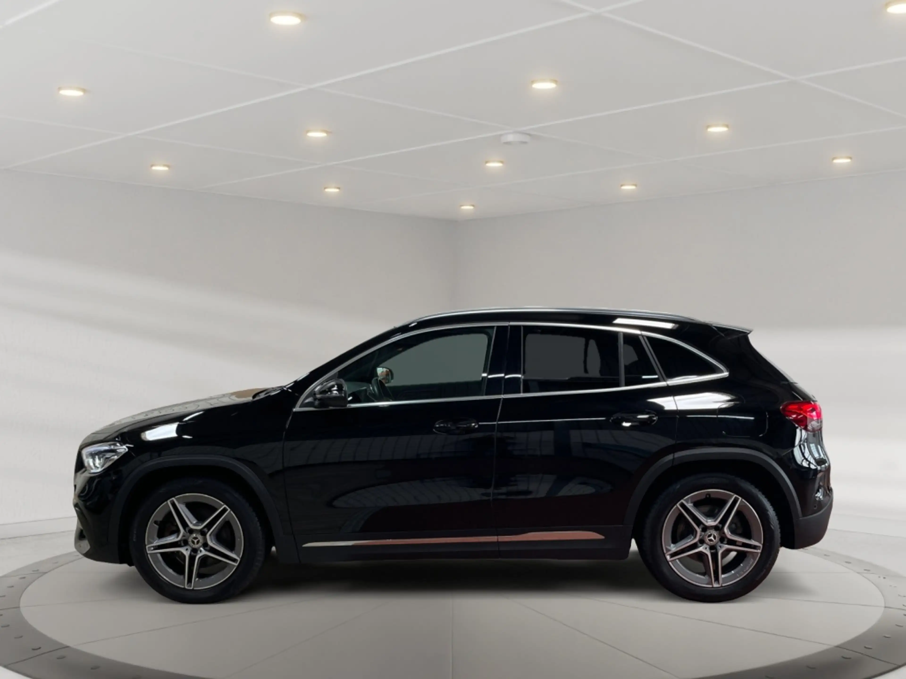 Mercedes-Benz GLA 220 d 4matic AMG AMG+MBUX+AHK+Pano+SHD+Wide — photo 4