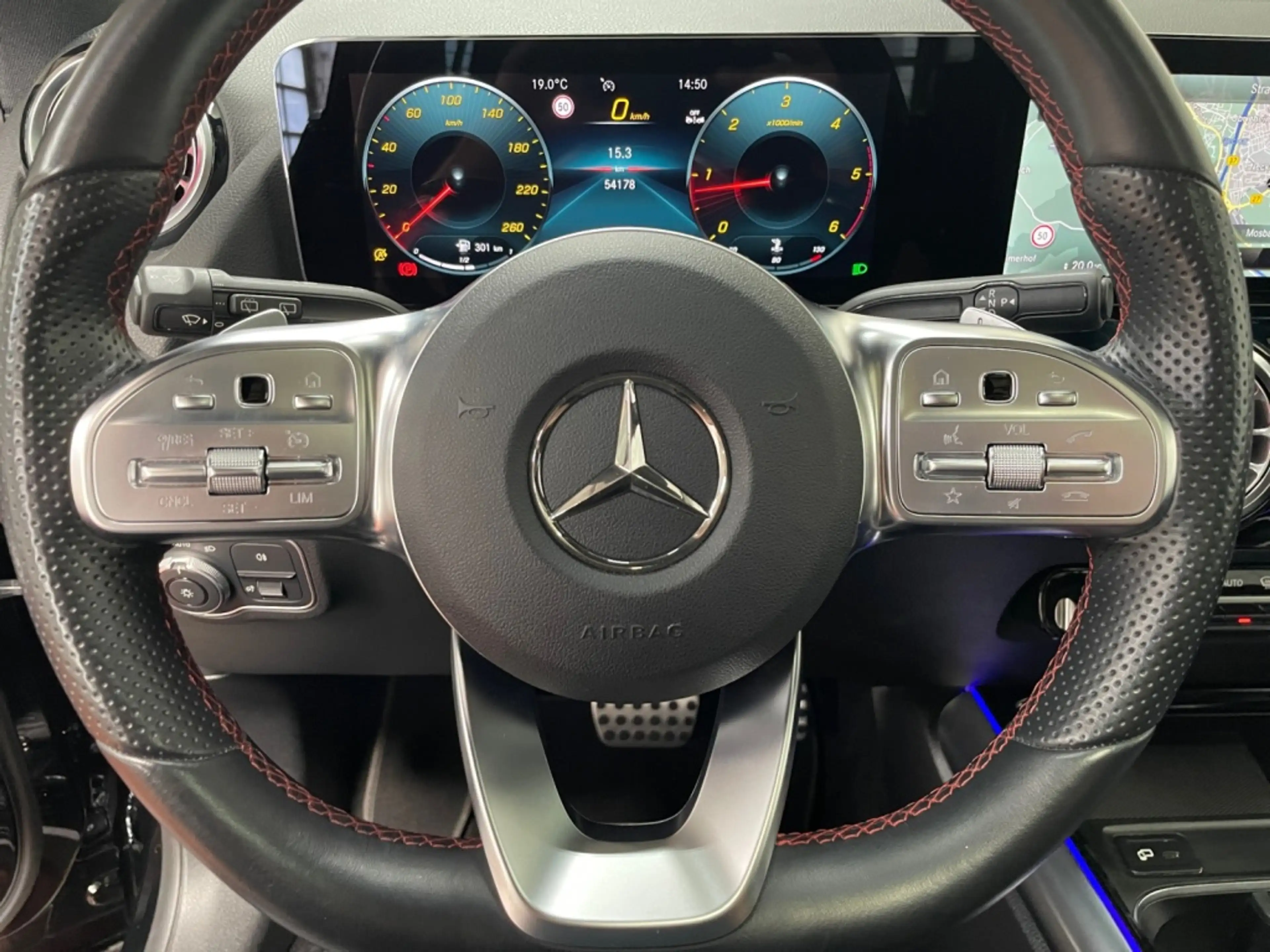 Mercedes-Benz GLA 220 d 4matic AMG AMG+MBUX+AHK+Pano+SHD+Wide — photo 14