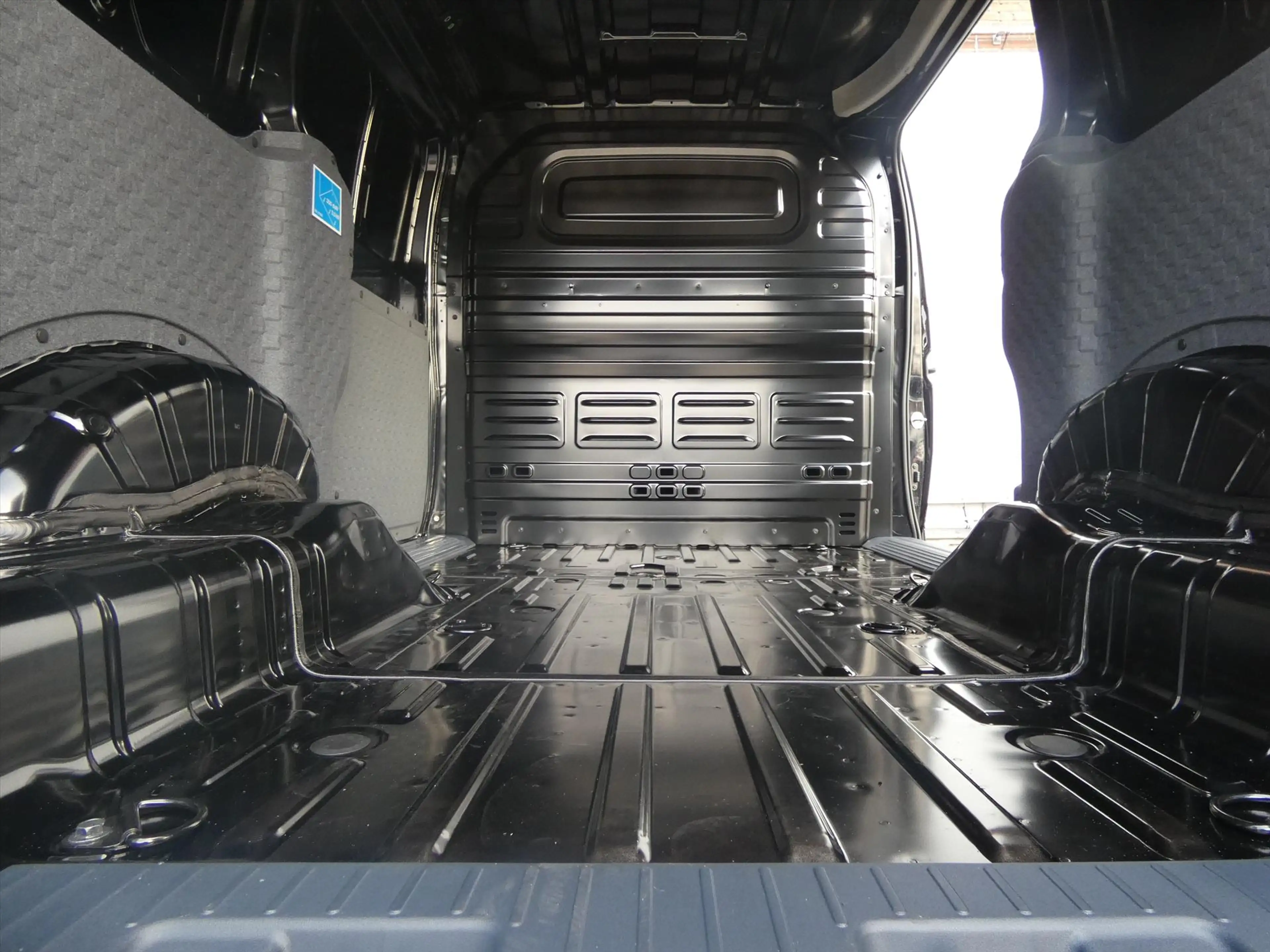 Kia PV5 Cargo 71,2 kWh 163pk L2H1 Plus — photo 9