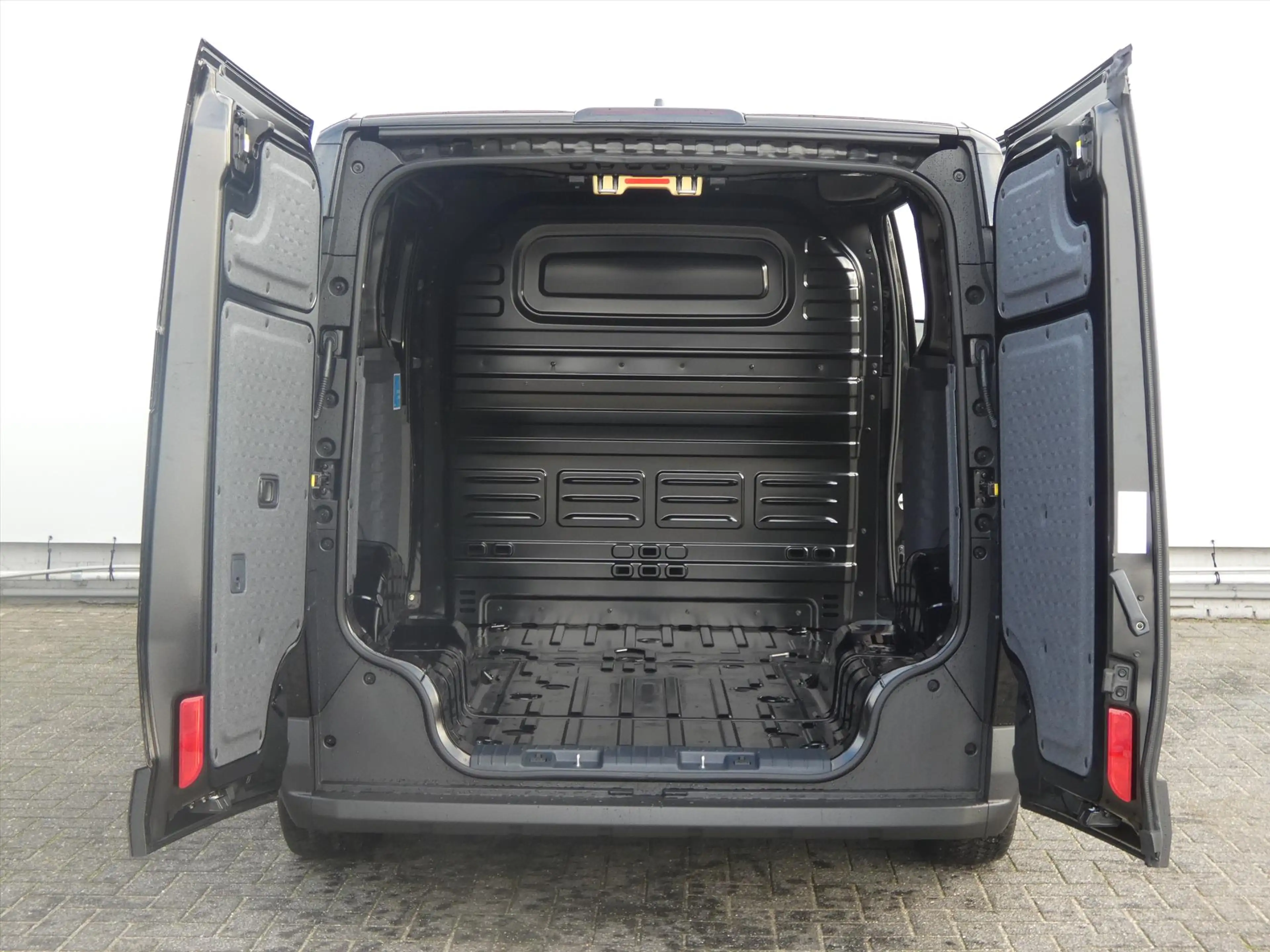 Kia PV5 Cargo 71,2 kWh 163pk L2H1 Plus — photo 8