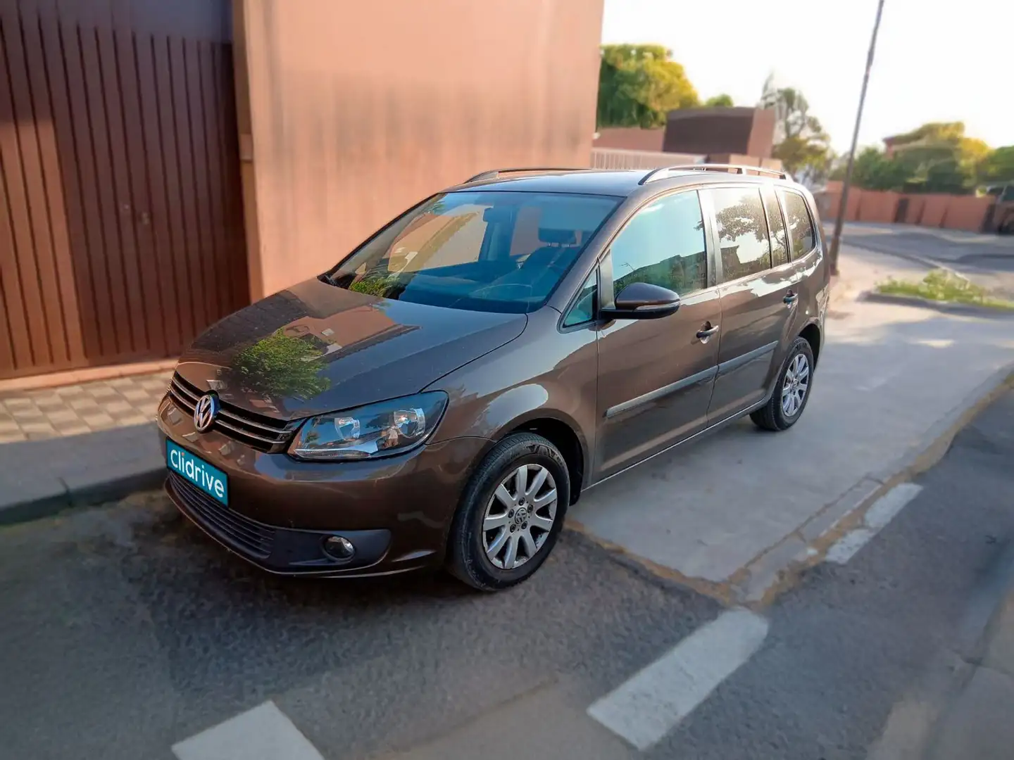 Volkswagen Touran 1.6TDI Advance DSG 105 Marrón - 2