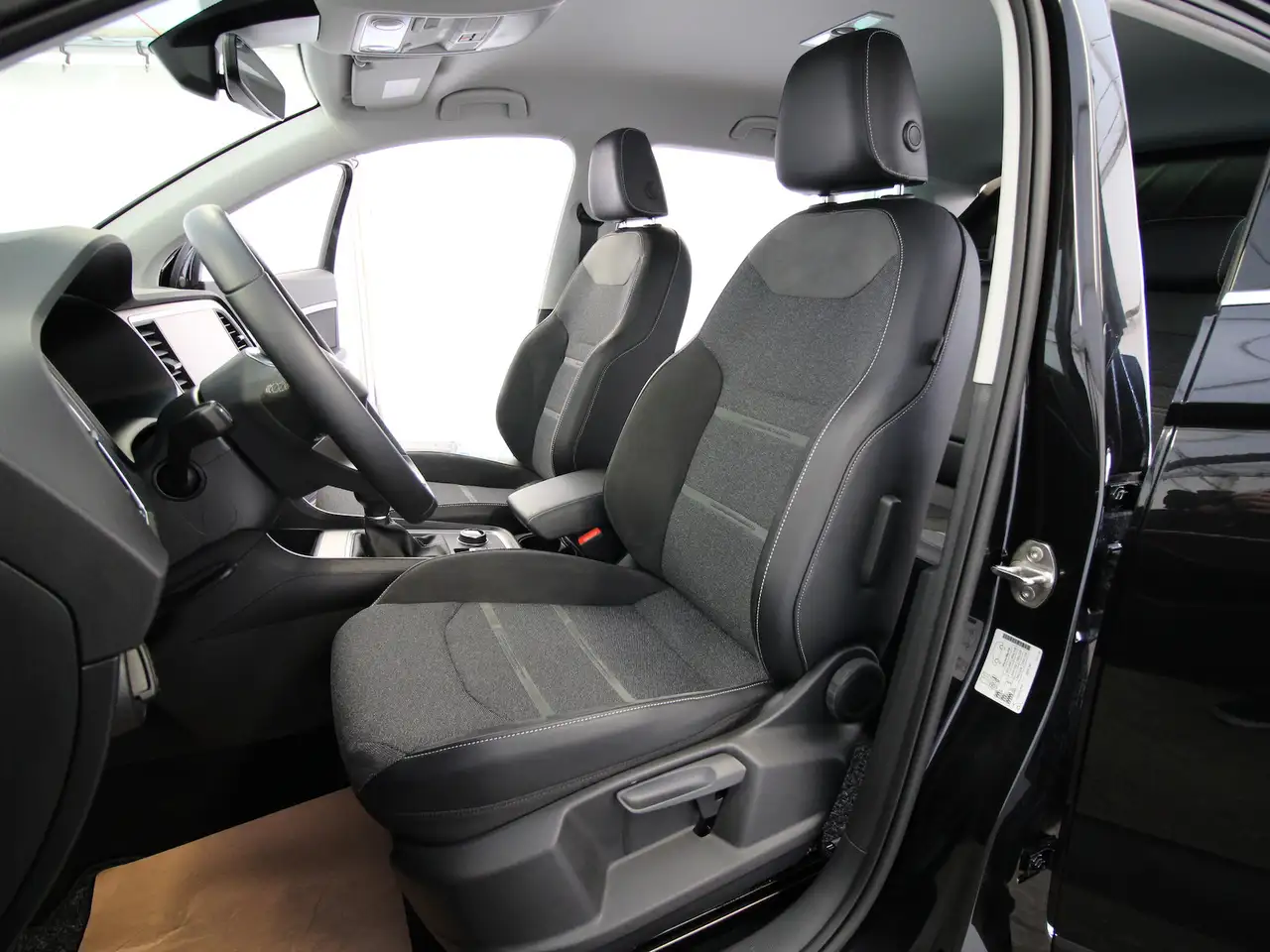 SEAT Ateca 1.5 TSI Xperience NAVI+LED+KAMERA+WINTER 10
