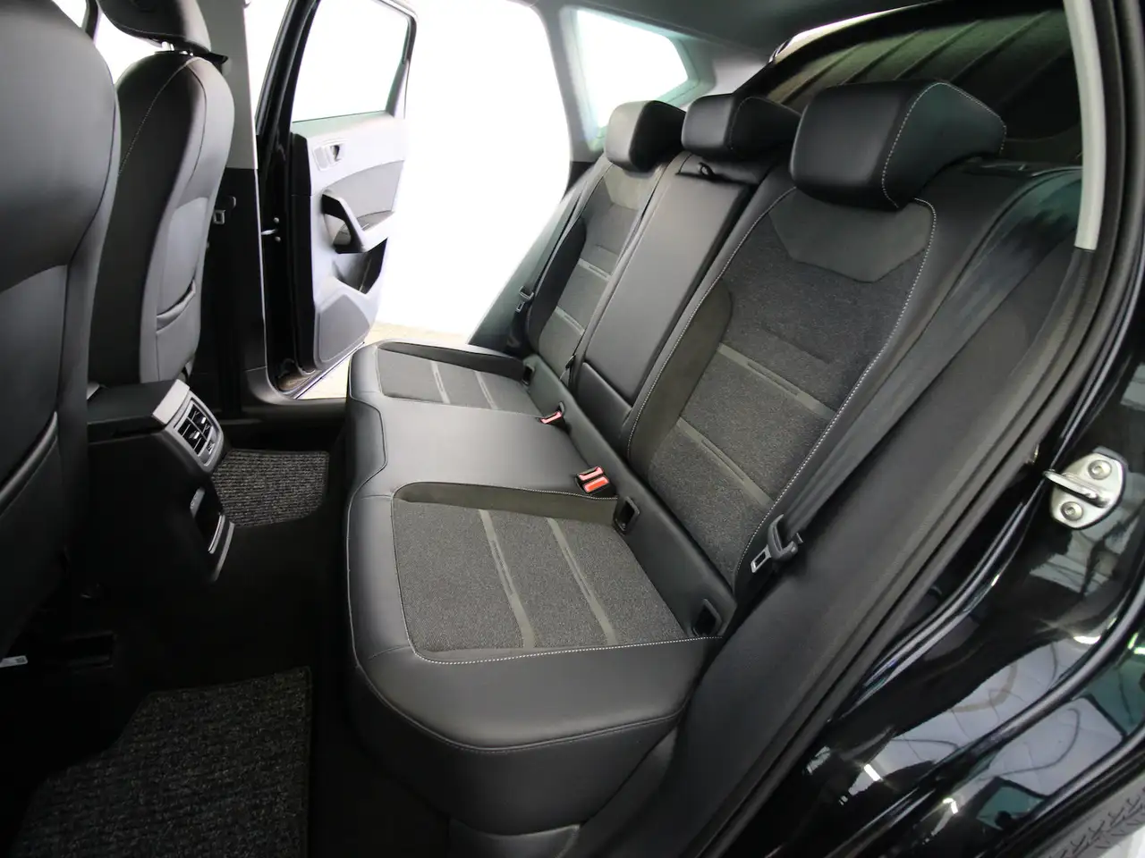 SEAT Ateca 1.5 TSI Xperience NAVI+LED+KAMERA+WINTER 11