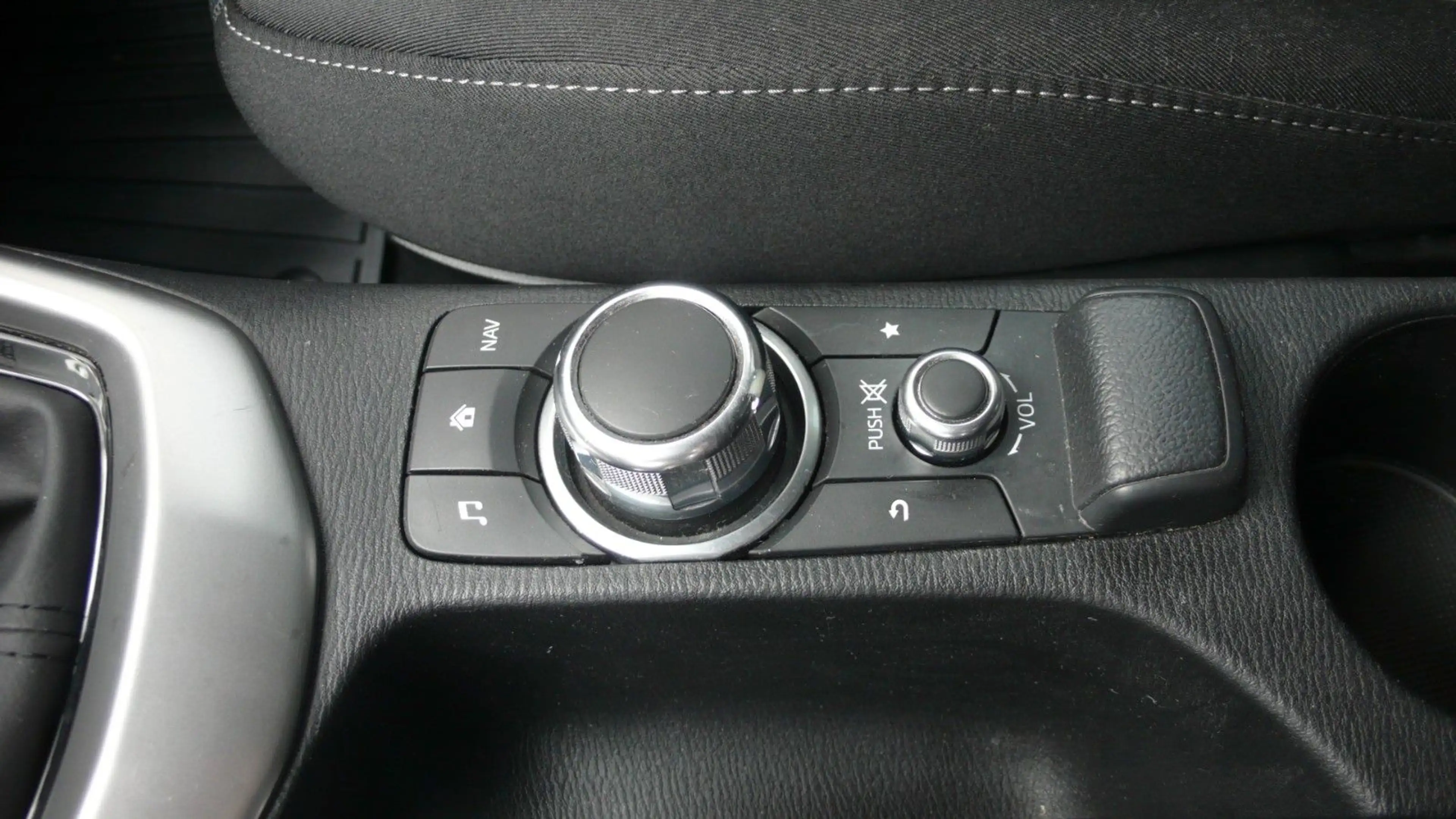 Mazda CX-3 Exclusive Allrad Navi Ganzjahresreifen — photo 11