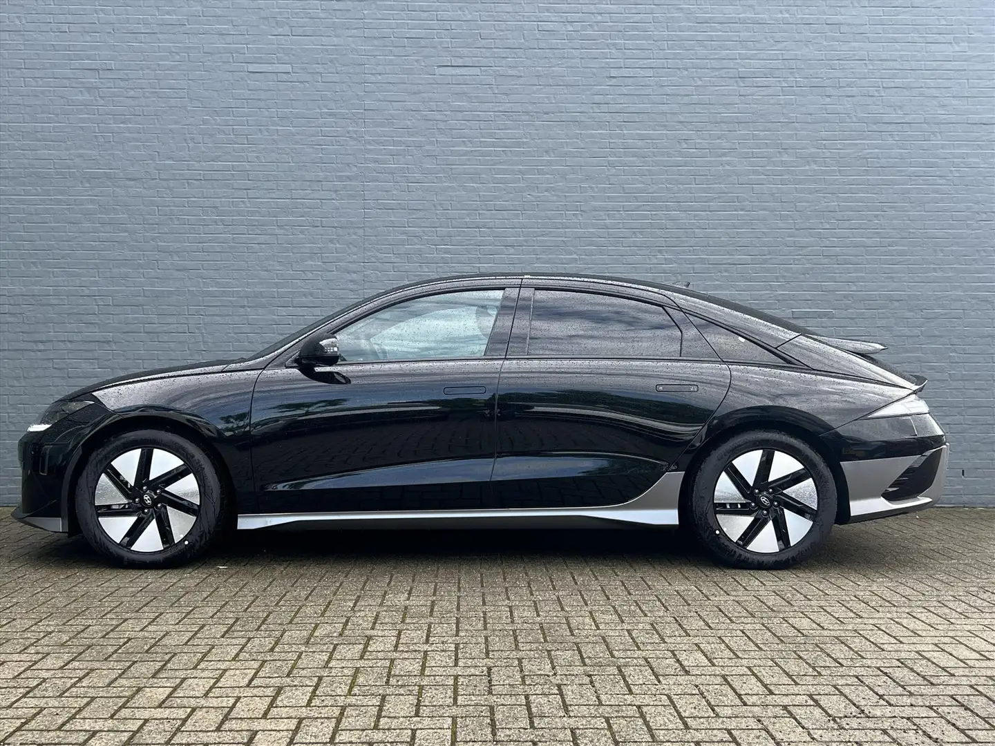 Hyundai IONIQ 6 77,4 kWh 229pk RWD Connect Zwart - 2