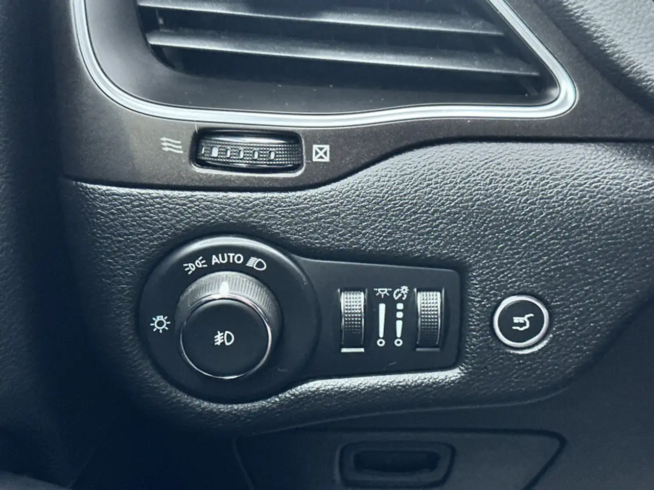 Jeep Cherokee снимка Jeep Cherokee