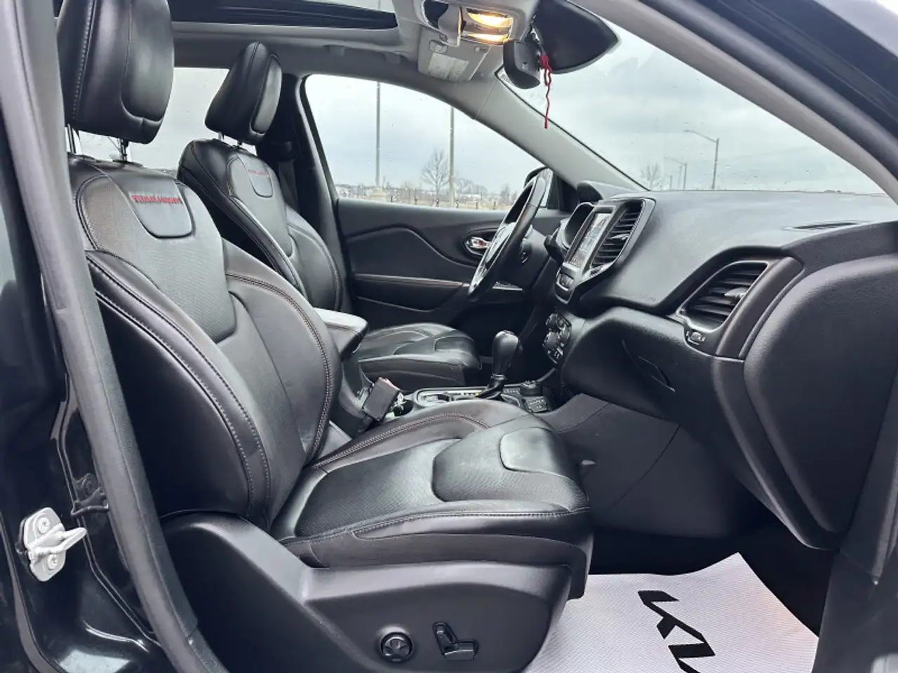 Jeep Cherokee снимка Jeep Cherokee