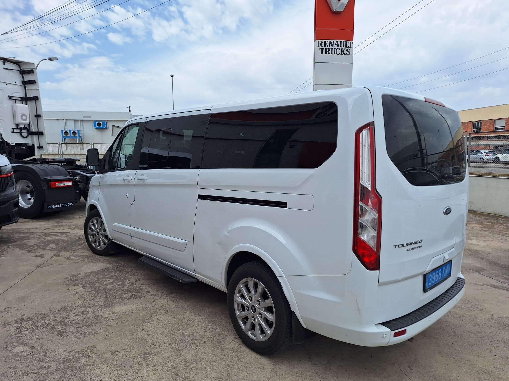 Ford Tourneo 9 plazas - foto 1