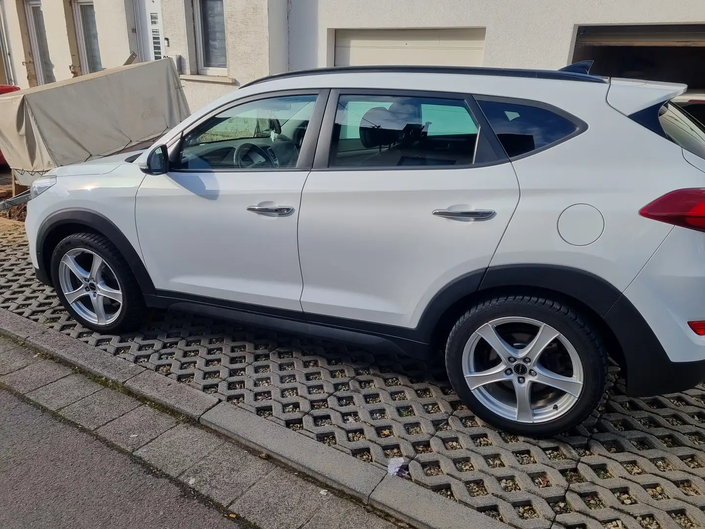 Hyundai TUCSON 2.0 CRDi 4WD Automatik Premium - 1