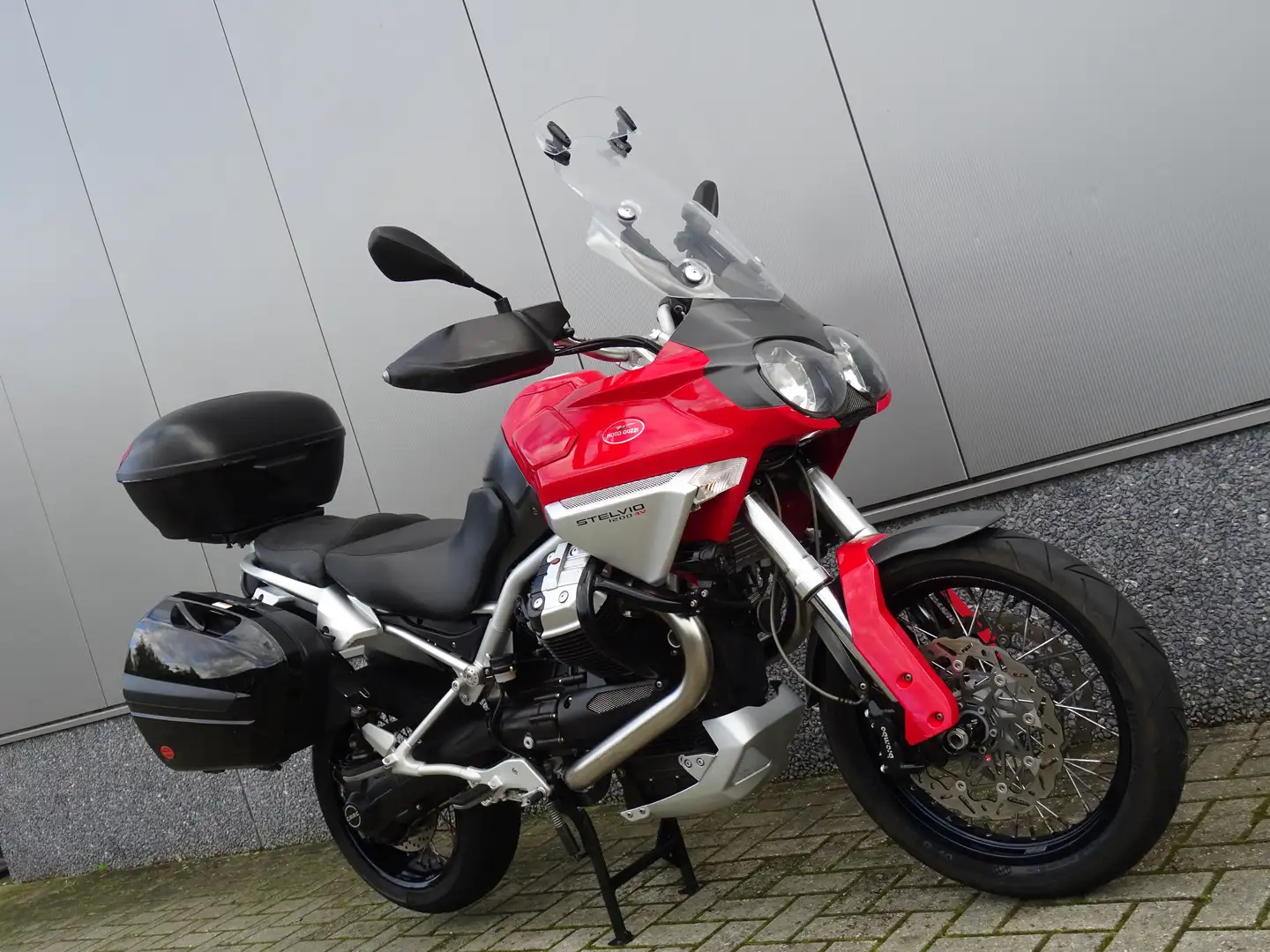 Moto Guzzi Stelvio 1200 Rood - 2