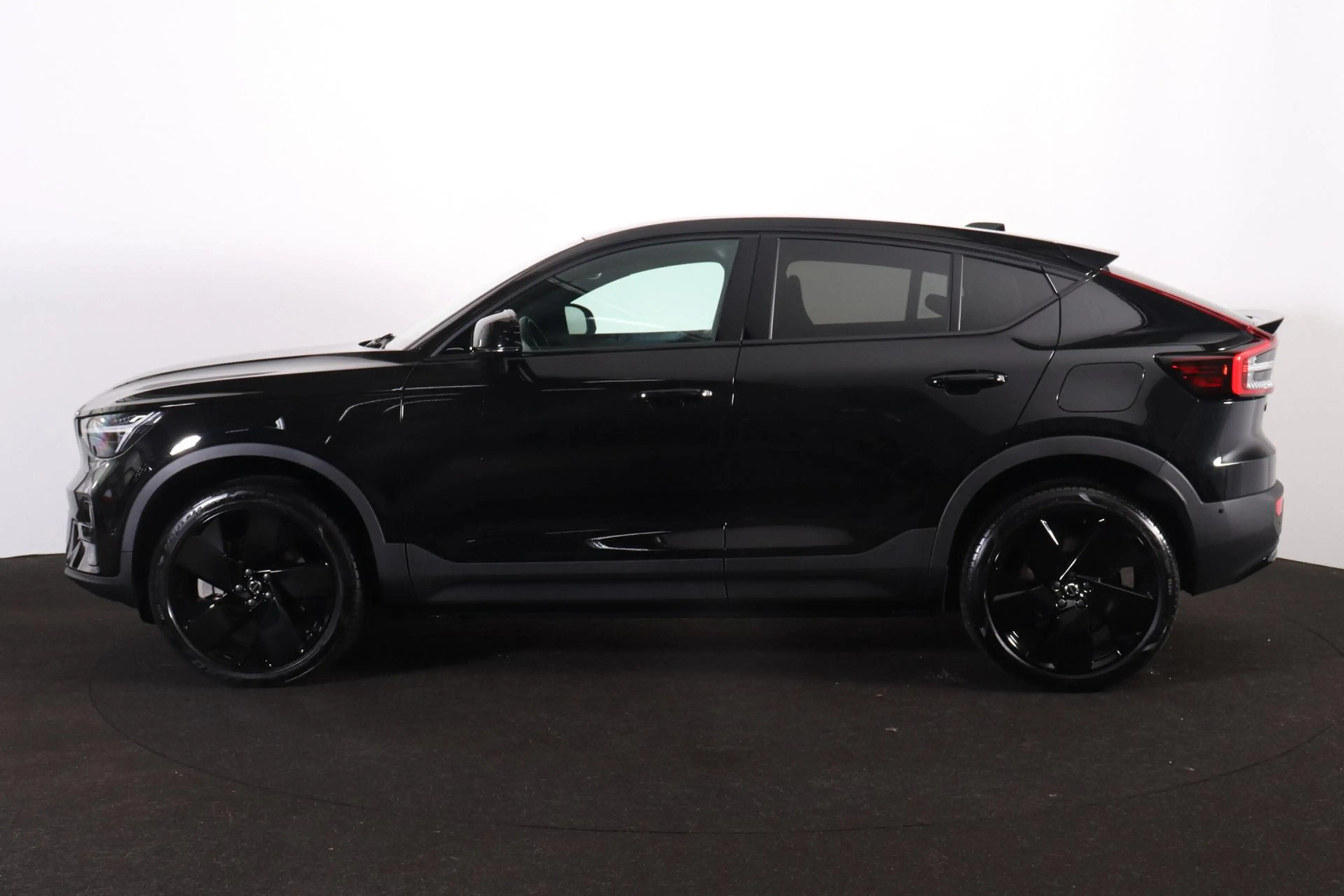 Volvo EC40 Performance Ultra Black Edition 82 kWh - Panoramad — photo 3