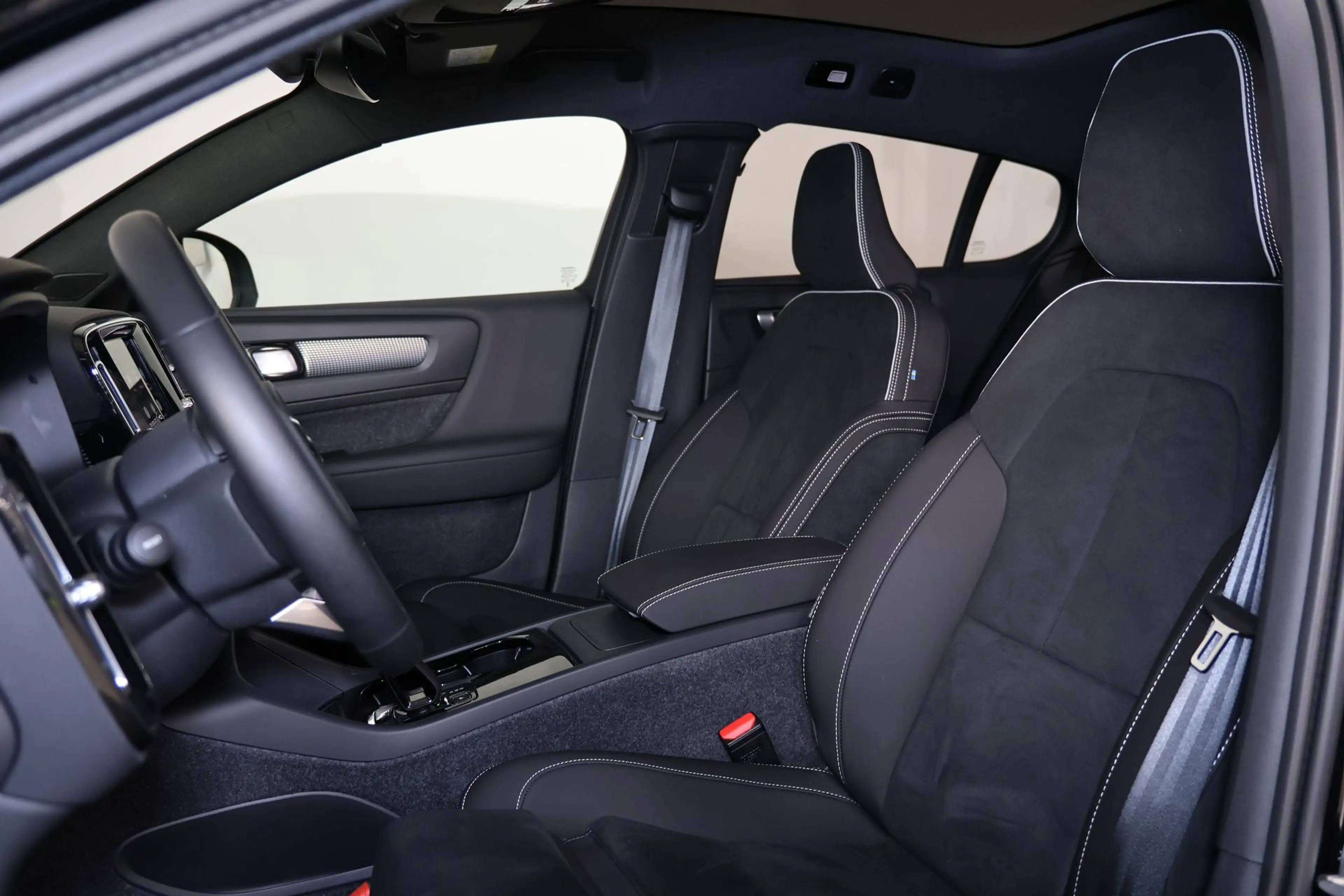 Volvo EC40 Performance Ultra Black Edition 82 kWh - Panoramad — photo 15